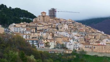 Depremden sonra tarihi binaların restorasyonu için vinçleri ve şantiyeleri olan Castel del Monte köyü manzarası