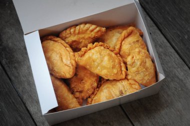 Chichen Curry Puffs in paper box