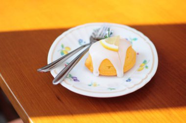 Tahta masada limonlu kek, tatlı.