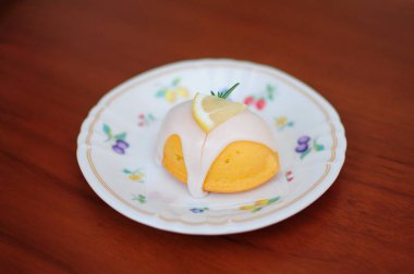 Tahta masada limonlu kek, tatlı.