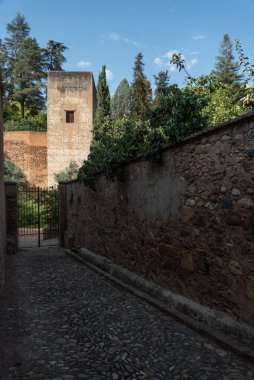 Torre del Candil ya da Qadi Cuesta de los Chinos 'tan Generalife' e eski erişimden görüldü.