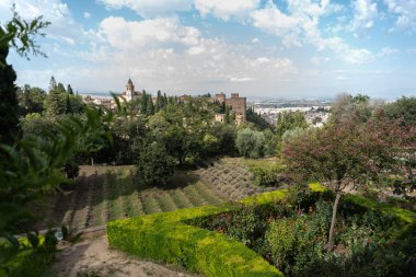 Generalife 'deki Paseo de los Nogales' den meyve bahçeleri, Alhambra ve Albaisin manzaraları