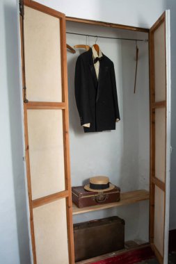 Fuente Vaqueros 'taki evinde Federico Garcia Lorca' ya ait takım elbise, papyon, bavul ve hasır şapka asılı.