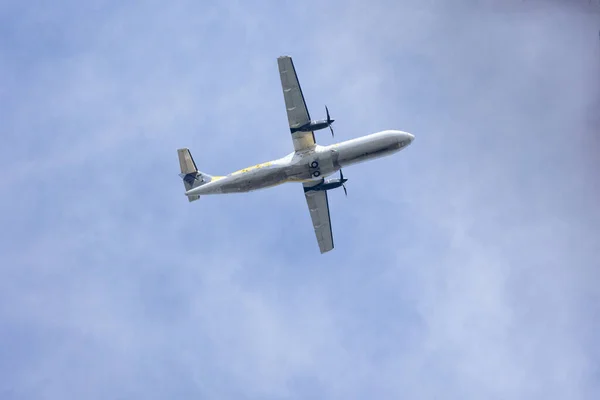 Літак Двома Двигунами Летить Блакитному Небі Між Хмарами Транспорт — стокове фото