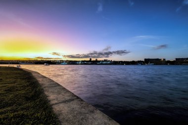 Braslia, Brezilya, Haziran 04, 2002. Brezilya 'nın başkenti Göl' de gün batımı. Yazı.