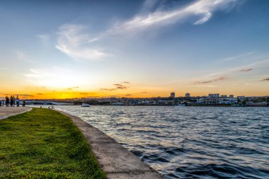 Braslia, Brezilya, Haziran 04, 2002. Brezilya 'nın başkenti Göl' de gün batımı. Yazı.