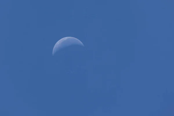 Księżyc Zanika Niebieskim Niebie Natura Jest Oszałamiająca — Zdjęcie stockowe