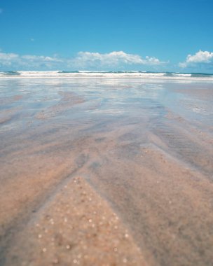 Brezilya 'nın kuzeyindeki Atlantik Okyanusu sahili manzarası. Futuro plajı, Fortaleza, Ceara eyaleti, Brezilya. Güneş, deniz, kum, bulutlar ve eğlence. Turizm.