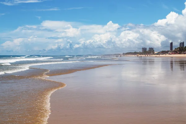 Brezilya 'nın kuzeyindeki Atlantik Okyanusu sahili manzarası. Futuro plajı, Fortaleza, Ceara eyaleti, Brezilya. Güneş, deniz, kum, bulutlar ve eğlence. Turizm.