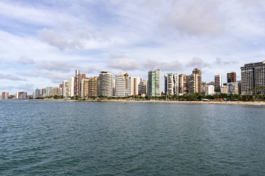 Brezilya 'nın kuzeydoğusundaki Ceara eyaletinin Fortaleza şehrinin rıhtımından görüntüler. Turizm. Şehir manzarası. PSD