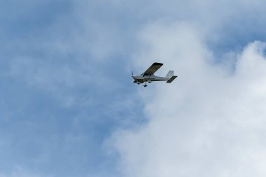 Küçük uçak. Tek bir motor uçağı mavi gökyüzünü geçer. Ulaşım.