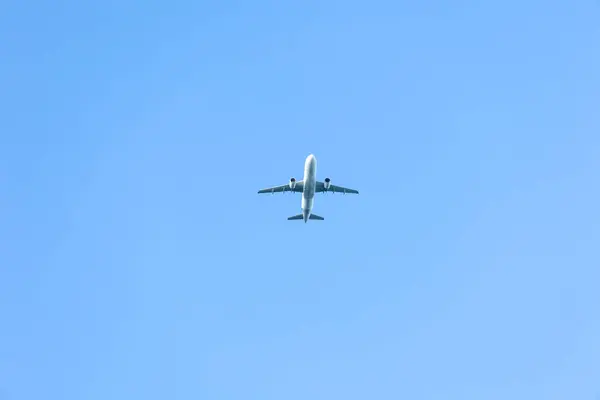 Літак Летить Блакитному Небі Між Хмарами Транспорт Авіаперевезення — стокове фото