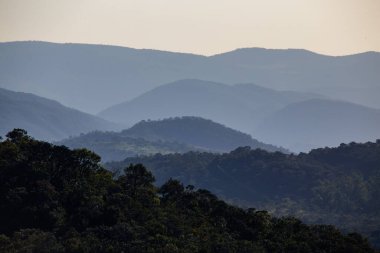 Brezilya 'nın orta batısındaki dağ zincirinin yakın görüntüsü. Cerrado. Chapada dos Veadeiros. Doğa. Peyzaj.