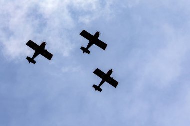 Üç tek motorlu uçağın silueti gökyüzünde hizalandı. Spor ve eğlence için. Ulaşım.