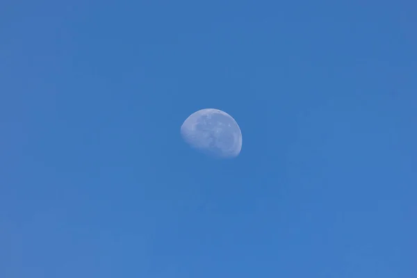Zanikający Księżyc Błękitnym Niebie Przyroda Astronomia — Zdjęcie stockowe