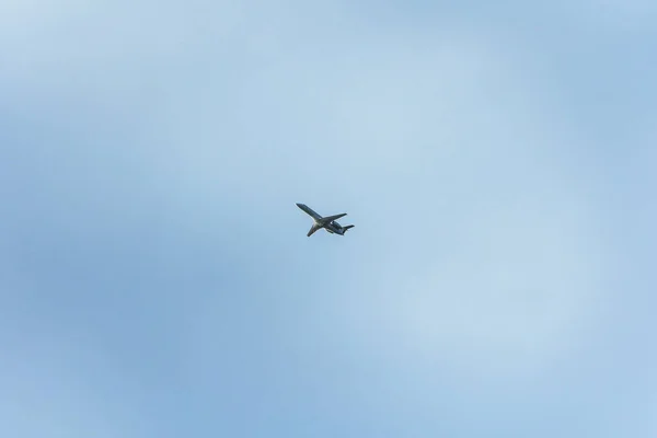 사이의 하늘로 날아가는 제트기 비행기 — 스톡 사진