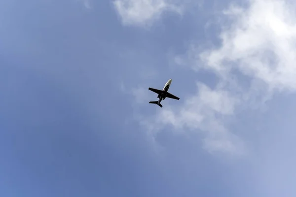 Приватний Реактивний Літак Летить Блакитному Небі Між Хмарами Транспорт Повітряні — стокове фото