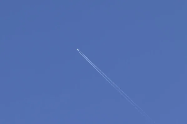 Airplane Crossing Blue Sky Leaving White Trail Steam — Stock Photo, Image