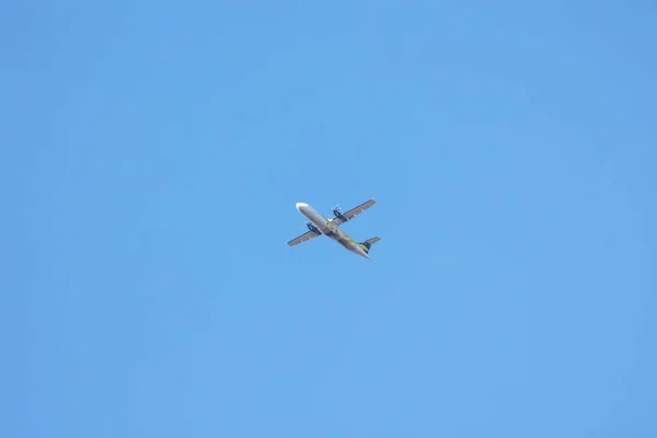 Ein Zweimotoriges Flugzeug Das Einem Blauen Himmel Zwischen Wolken Fliegt — Stockfoto