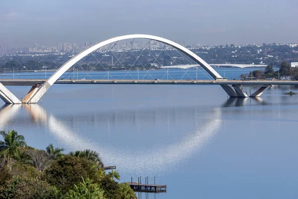 Gölün üzerindeki köprünün kuzey tarafı görünüyor. JK Köprüsü. Brezilya 'nın Braslia başkenti. Şehir manzarası. Gökyüzündeki bulutlar.