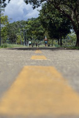 Yaya kaldırımından parkta yürüyen yayaların görüntüsü. Doğa. şehir manzarası.
