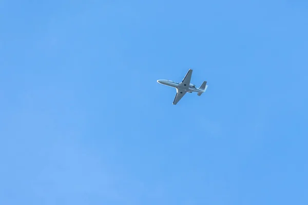 Приватний Реактивний Літак Летить Блакитному Небі Між Хмарами Транспорт Повітряні — стокове фото