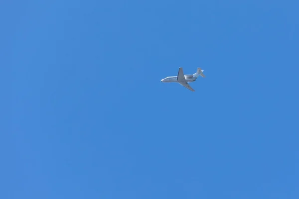 一架私人喷气式飞机在乌云之间的蓝天中飞行 航空旅行 奢侈品 — 图库照片