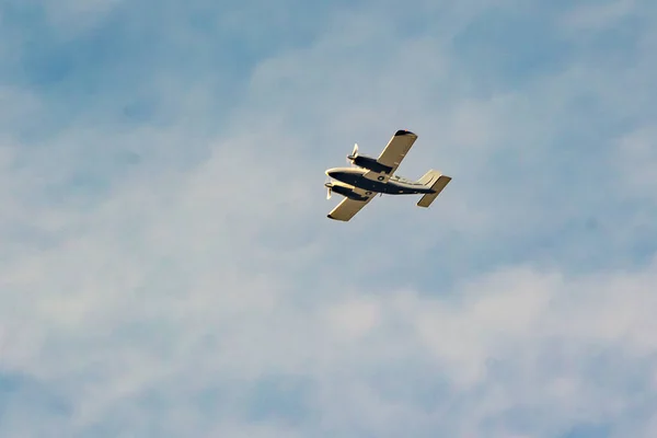 Літак Двома Двигунами Летить Блакитному Небі Між Хмарами Транспорт Дозвілля — стокове фото