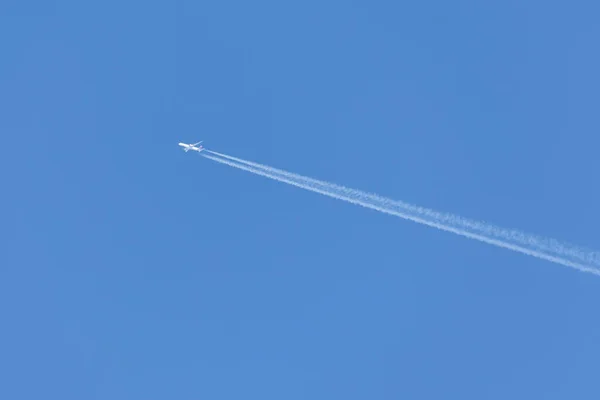 Літак Перетинає Блакитне Небо Залишає Білий Слід Пари — стокове фото