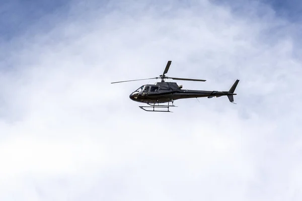 헬리콥터는 구름으로 하늘을 교통이요 도시의 — 스톡 사진