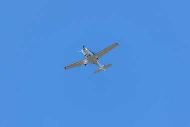 Küçük uçak. Tek bir motor uçağı mavi gökyüzünü geçer. Ulaşım.