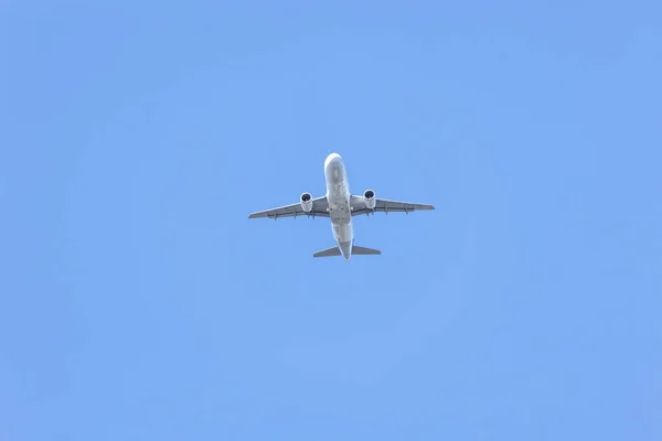 Літак Летить Блакитному Небі Хмар Транспорт Повітряні Подорожі Дозвілля — стокове фото