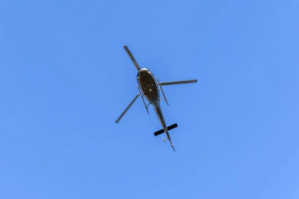 Sebuah Helikopter Hitam Melintasi Langit Biru Transportasi Pesawat Mobilitas Perkotaan — Stok Foto