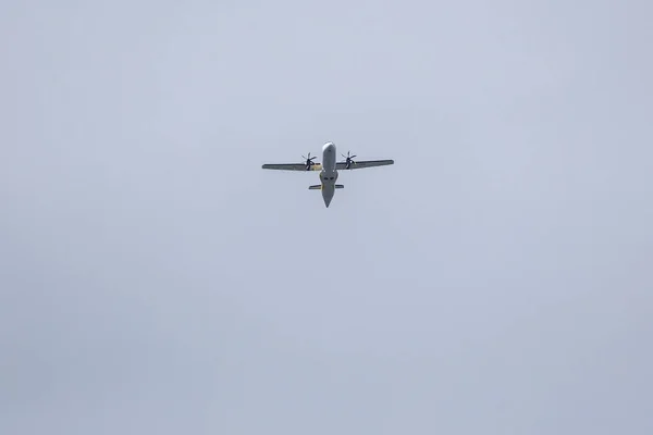 Een Tweemotorig Vliegtuig Dat Een Blauwe Lucht Tussen Wolken Vliegt — Stockfoto