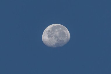 Mavi gökyüzünde dolunay. Doğa. Astronomi.