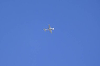 Küçük uçak. Tek bir motor uçağı mavi gökyüzünü geçer. Ulaşım.