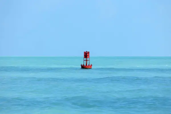 Uma Bóia Isolada Oceano Vermelho Marcador Canais Sinalização Náutica — Fotografia de Stock