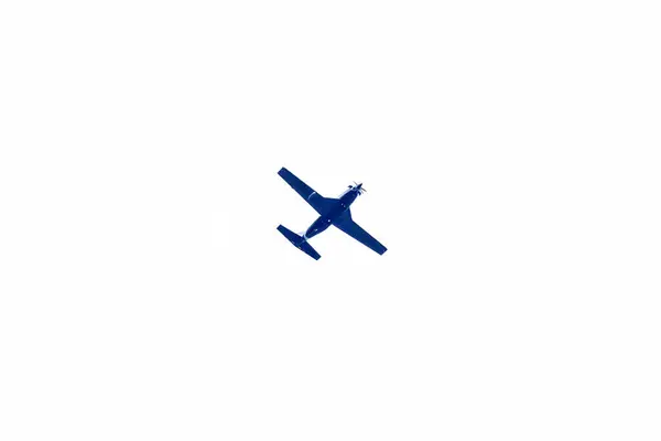 小型飛行機だ 青い空を一つのエンジン機が横切る 交通機関 ロイヤリティフリーのストック画像