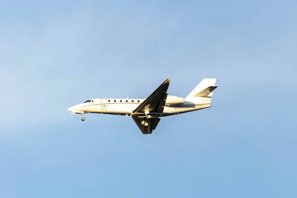 Ett Privatplan Som Flyger Blå Himmel Mellan Molnen Transporter Flygresor Stockfoto
