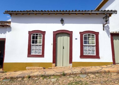 Köyün kapısı ve pencereleri. Eski kasaba ve mimarisi. Tahta kapı ve pencere koloni tarzında. Ev cephesi. Tiradentes, Minas Gerais, Brezilya.