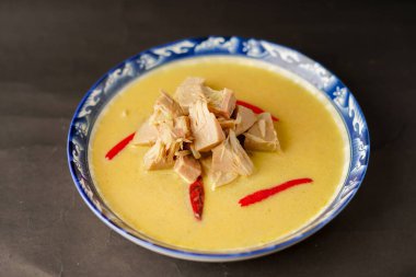 Gulai Nangka güveci Padang 'dan geleneksel Endonezya yemeğidir. Lezzetli ve lezzetli.