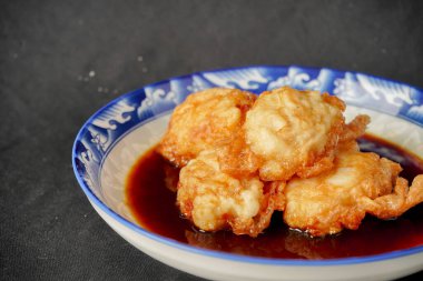 Pempek, Endonezya 'nın Palembang kentinden tipik bir yemektir. Bu yemek çok popüler. Endonezya sokak yemekleri.