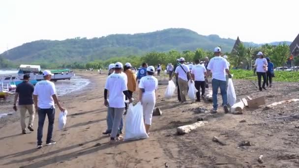 Labuan Bajo Indonesia October 2022 Communities Jointly Carry Out Beach — Stock video
