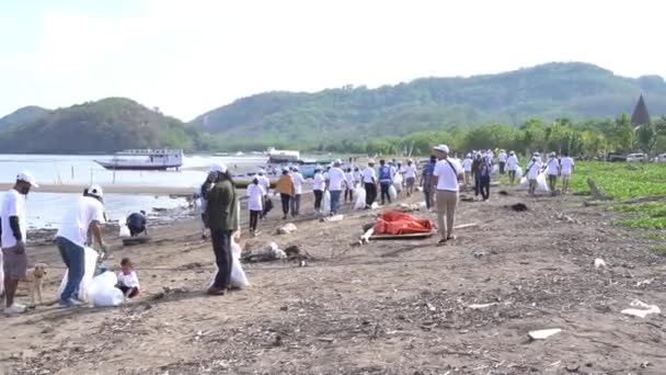 Labuan Bajo Indonesia October 2022 Communities Jointly Carry Out Beach — Videoclip de stoc