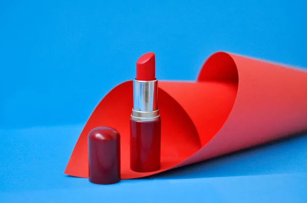 Red Lipstick Stands Next Red Wall Blue Background — Stock Photo, Image