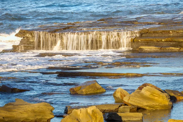 Skillian Terrigal NSW Avustralya 'da Ocean Rock Shelf Waterfall Şelalesi.