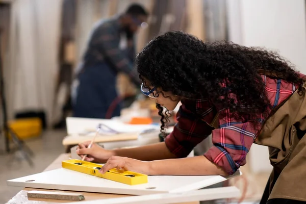 Afro Amerikan Kadınlarına Odaklanmak Mobilya Fabrikasında Ahşap Süsleme Sıkı Çalışma - Stok İmaj