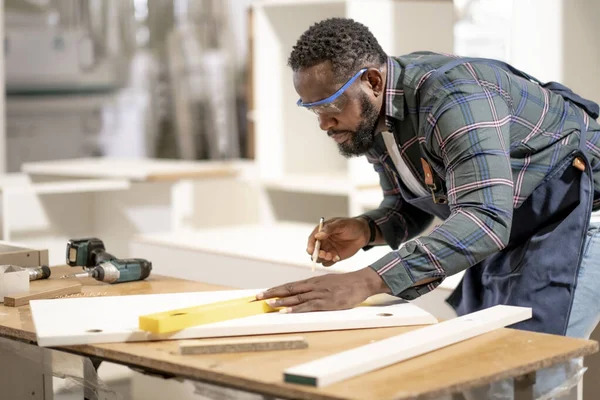 Afro Amerikalı Adam Işini Ciddi Profesyonel Olarak Mobilya Fabrikasında Yapıyor Telifsiz Stok Imajlar