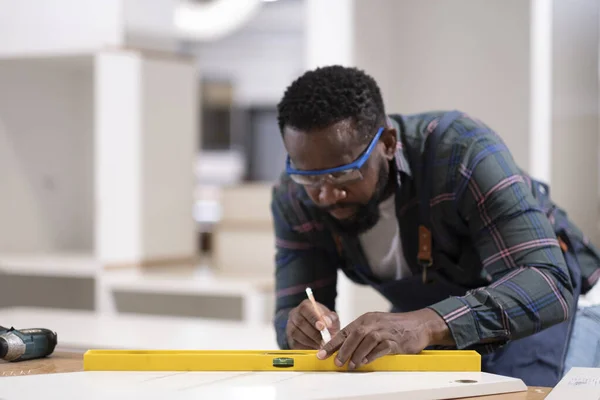 아프리카 미국인 노동자 손으로 연필을 사용하는 초점을 맞추고 직원은 화려하고 스톡 이미지