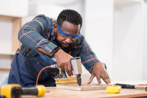 아프리카 미국인은 전문직에 종사하는 사람들 사용하는 도구를 로열티 프리 스톡 사진